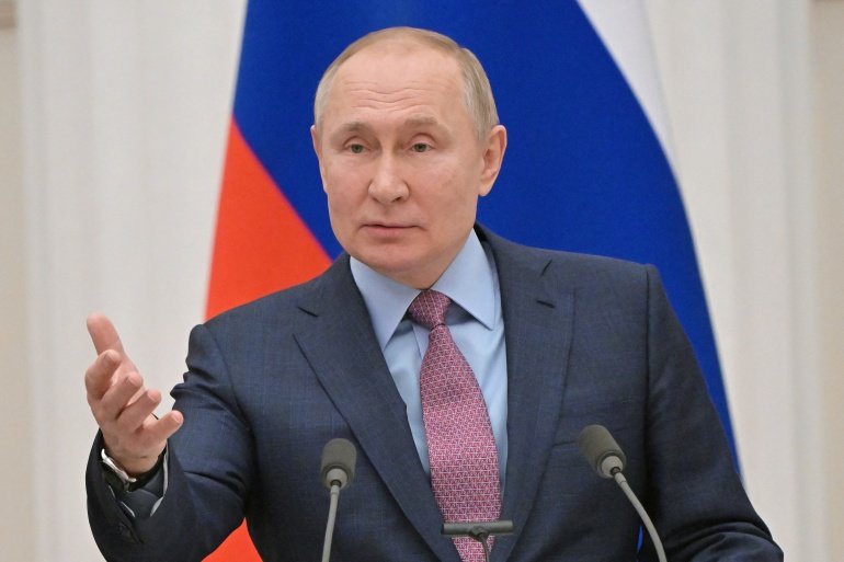 Why Vladimir Putin locks his right hand while moving?