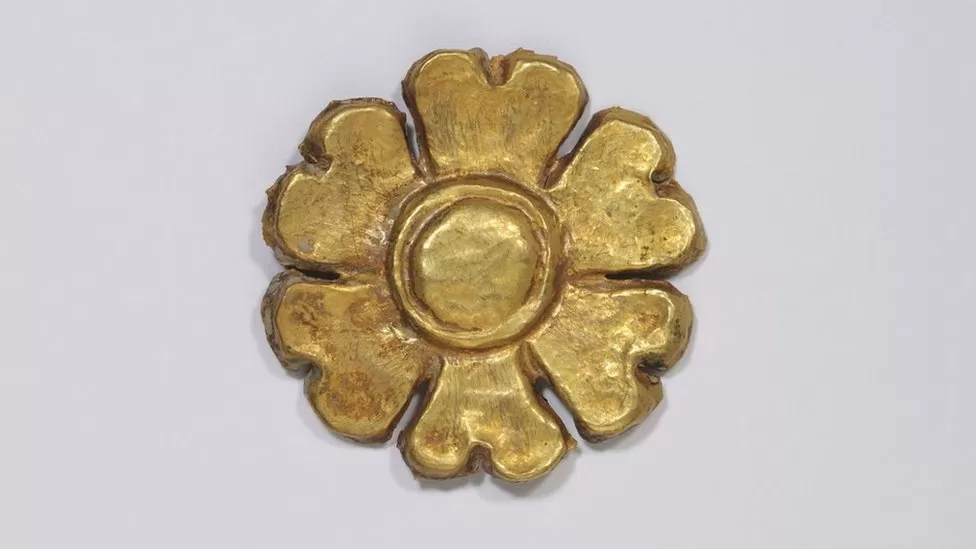 Stolen Angkorian crown jewellery