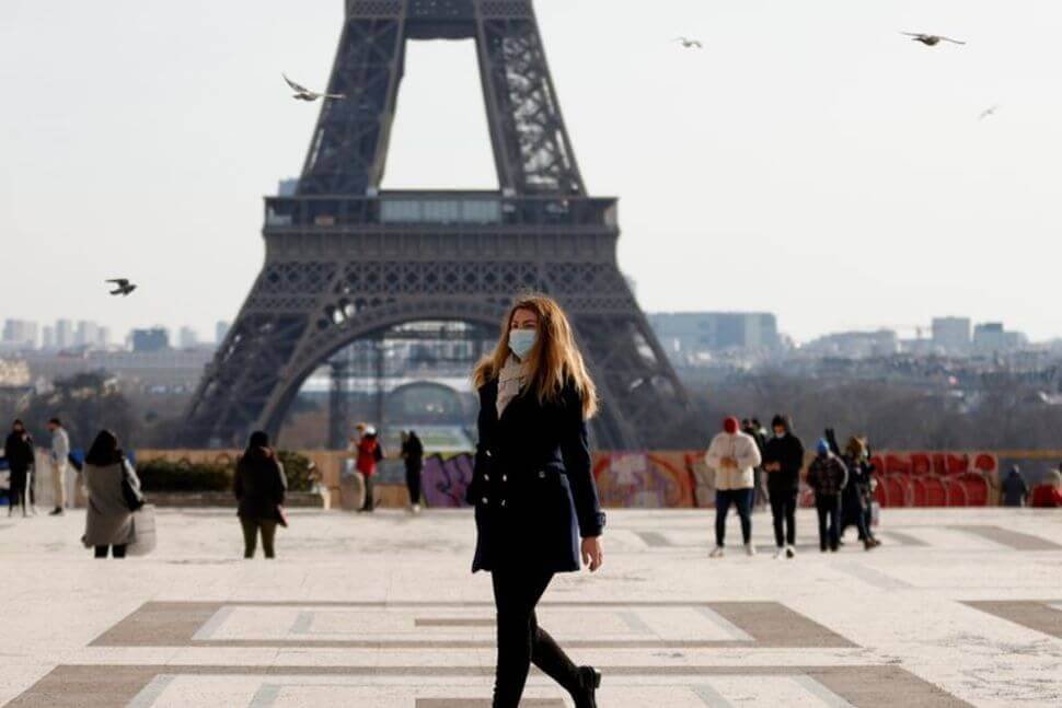 France introduces anti-smoking rules for tourists